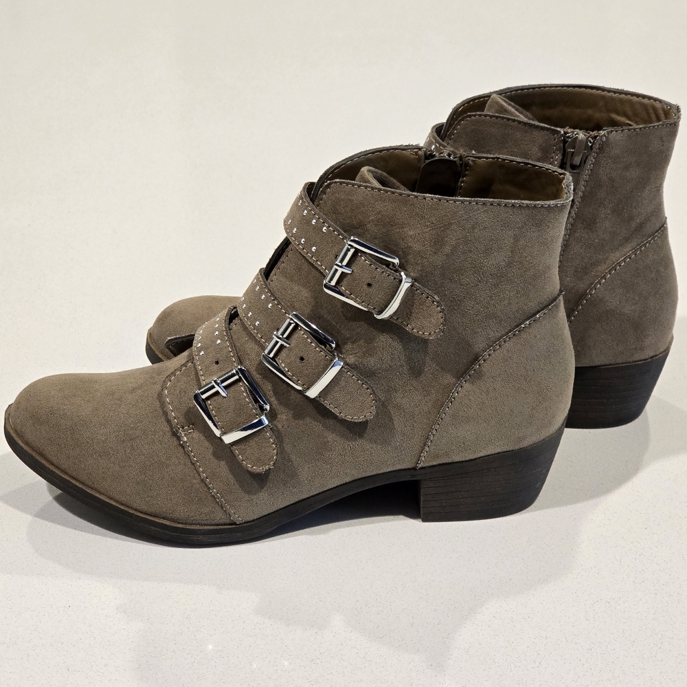 a.n.a Dark Taupe Brown Ankle Zip-Up Boots with Studs and Buckles Size 6 Booties